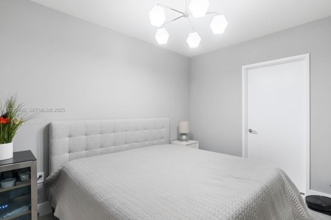 Condo in Sunny Isles Beach, Florida, 2 bedrooms № 1988144 - photo 15