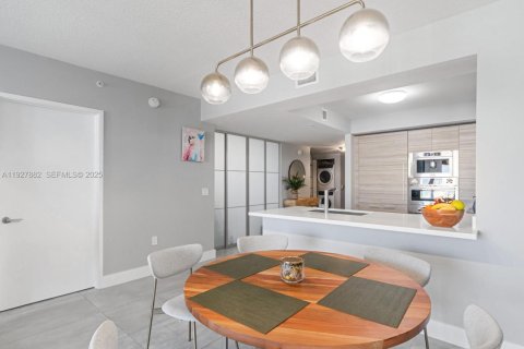 Condo in Sunny Isles Beach, Florida, 2 bedrooms № 1988144 - photo 6
