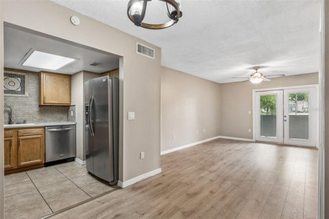 Condo in Altamonte Springs, Florida, 2 bedrooms  № 2278001 - photo 9