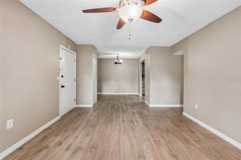 Condo in Altamonte Springs, Florida, 2 bedrooms  № 2278001 - photo 4