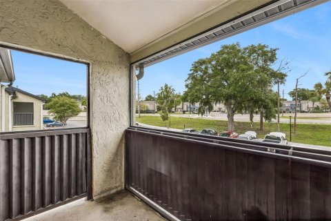 Condo in Altamonte Springs, Florida, 2 bedrooms  № 2278001 - photo 18