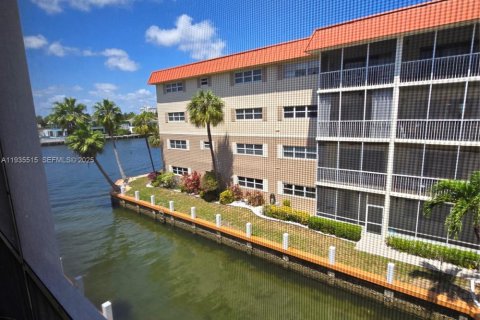 Condominio en alquiler en Hallandale Beach, Florida, 2 dormitorios, 93.83 m2 № 1993698 - foto 7