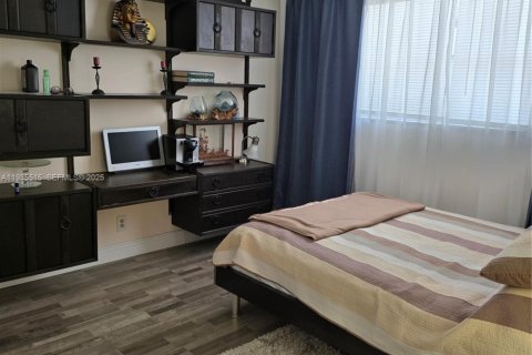 Condominio en alquiler en Hallandale Beach, Florida, 2 dormitorios, 93.83 m2 № 1993698 - foto 12