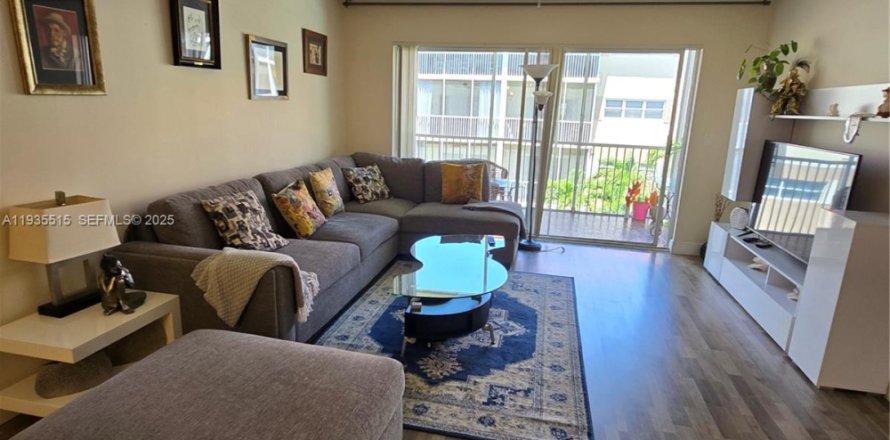 Condominio en Hallandale Beach, Florida, 2 dormitorios  № 1993698