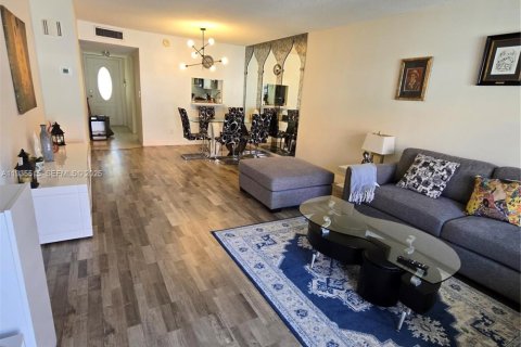 Condominio en alquiler en Hallandale Beach, Florida, 2 dormitorios, 93.83 m2 № 1993698 - foto 5