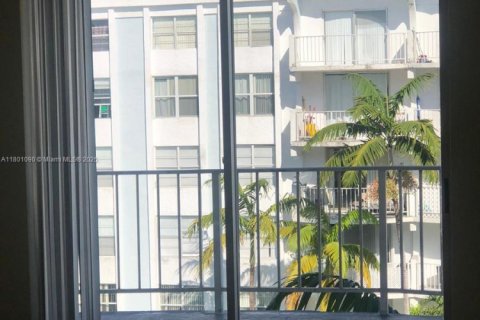 Condominio en venta en Miami, Florida, 1 dormitorio, 76.74 m2 № 2000181 - foto 3