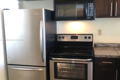 Condominio en Miami, Florida, 1 dormitorio  № 2000181
