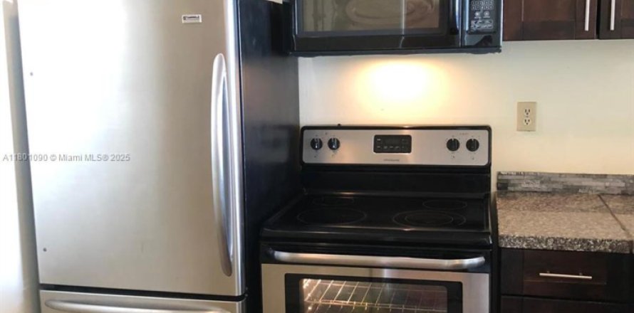 Condominio en Miami, Florida, 1 dormitorio  № 2000181