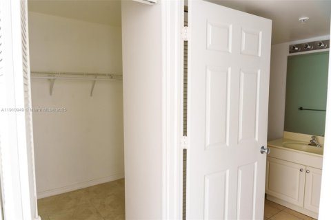 Condo in Dania Beach, Florida, 2 bedrooms  № 1967176 - photo 9