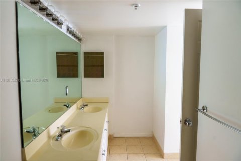 Condo in Dania Beach, Florida, 2 bedrooms  № 1967176 - photo 14