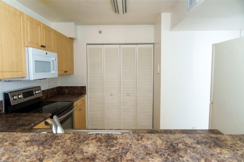 Condo in Dania Beach, Florida, 2 bedrooms  № 1967176 - photo 22