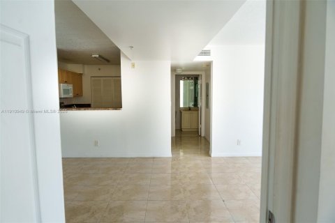 Condo in Dania Beach, Florida, 2 bedrooms  № 1967176 - photo 17