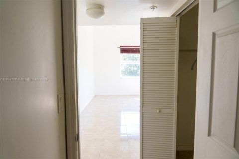 Condo in Dania Beach, Florida, 2 bedrooms  № 1967176 - photo 16