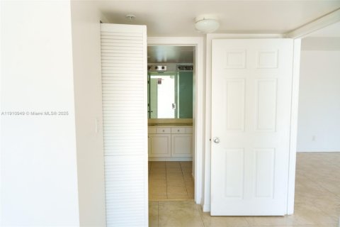 Condo in Dania Beach, Florida, 2 bedrooms  № 1967176 - photo 8