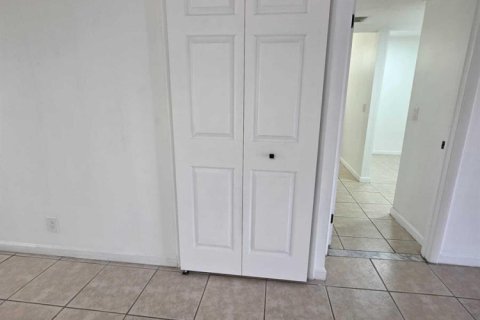 Condo in Weston, Florida, 2 bedrooms  № 2250960 - photo 11
