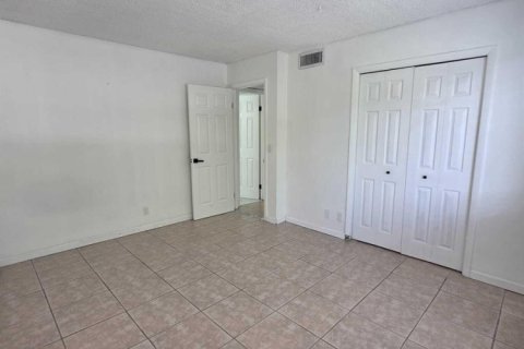 Condo in Weston, Florida, 2 bedrooms  № 2250960 - photo 16