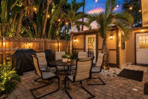 House in Wilton Manors, Florida 4 bedrooms, 178 sq.m. № 2072907 - photo 3