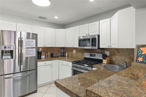House in Wilton Manors, Florida 4 bedrooms, 178 sq.m. № 2072907 - photo 28
