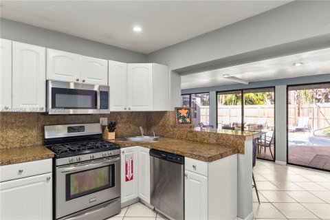 House in Wilton Manors, Florida 4 bedrooms, 178 sq.m. № 2072907 - photo 30