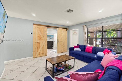 House in Wilton Manors, Florida 4 bedrooms, 178 sq.m. № 2072907 - photo 8