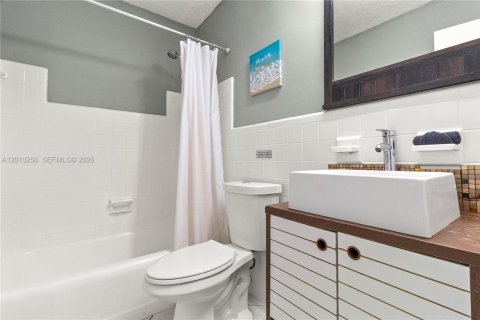 House in Wilton Manors, Florida 4 bedrooms, 178 sq.m. № 2072907 - photo 16