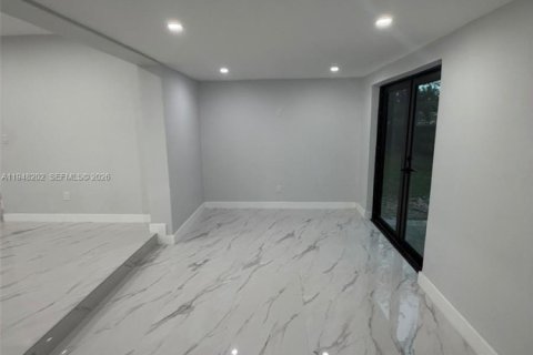 Casa en alquiler en Miami Gardens, Florida, 3 dormitorios, 228.73 m2 № 2004201 - foto 6