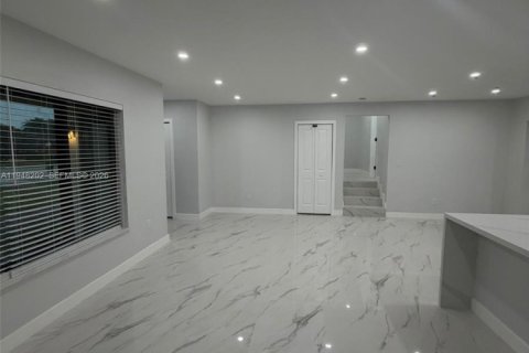 Casa en alquiler en Miami Gardens, Florida, 3 dormitorios, 228.73 m2 № 2004201 - foto 4