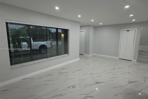 Casa en alquiler en Miami Gardens, Florida, 3 dormitorios, 228.73 m2 № 2004201 - foto 3