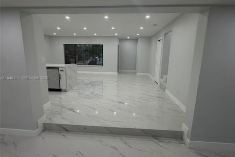 Casa en alquiler en Miami Gardens, Florida, 3 dormitorios, 228.73 m2 № 2004201 - foto 7