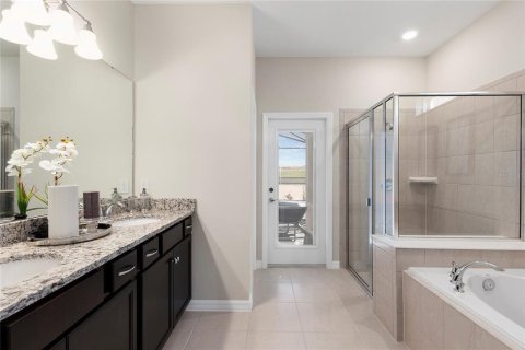 House in Davenport, Florida 9 bedrooms, 408.68 sq.m. № 2118464 - photo 26