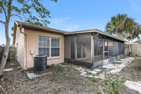Villa ou maison à louer à Tampa, Floride: 3 chambres, 127.93 m2 № 2100390 - photo 16