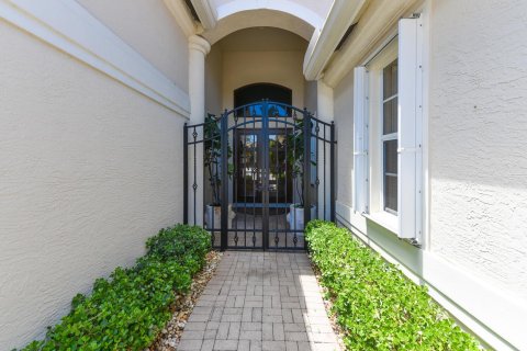 House in Wellington, Florida 4 bedrooms, 301.47 sq.m. № 2158338 - photo 2