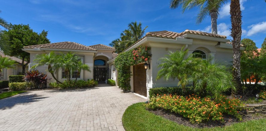 House in Wellington, Florida 4 bedrooms, 301.47 sq.m. № 2158338