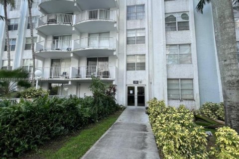 Снять в аренду кондоминиум в Майами, Флорида 2 спальни, 109.16м2, № 1954428 - фото 1