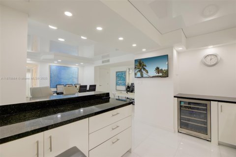 Купить кондоминиум в Халландейл-Бич, Флорида 3 спальни, 133.78м2, № 1927782 - фото 8