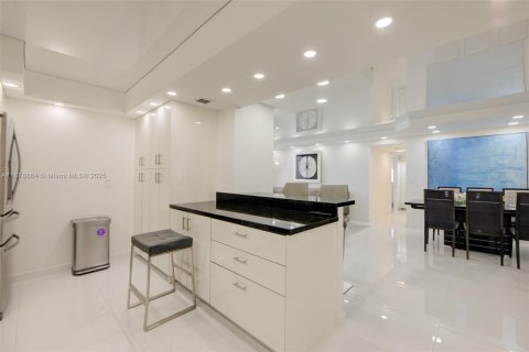 Купить кондоминиум в Халландейл-Бич, Флорида 3 спальни, 133.78м2, № 1927782 - фото 12