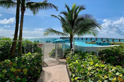 Condominio en venta en Sunny Isles Beach, Florida, 2 dormitorios, 160.72 m2 № 1940738 - foto 28