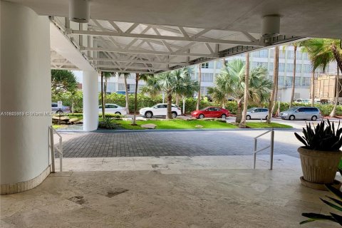 Condominio en venta en Sunny Isles Beach, Florida, 2 dormitorios, 160.72 m2 № 1940738 - foto 26