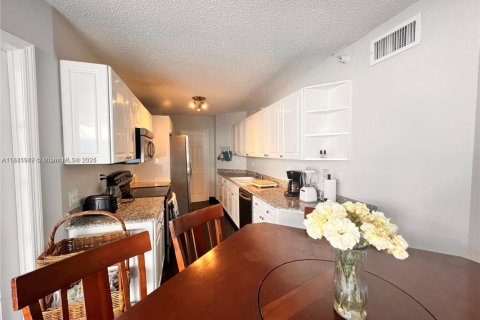 Condominio en venta en Sunny Isles Beach, Florida, 2 dormitorios, 160.72 m2 № 1940738 - foto 16