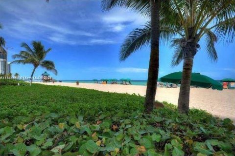 Condominio en venta en Sunny Isles Beach, Florida, 2 dormitorios, 160.72 m2 № 1940738 - foto 19