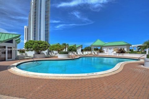 Condominio en venta en Sunny Isles Beach, Florida, 2 dormitorios, 160.72 m2 № 1940738 - foto 21
