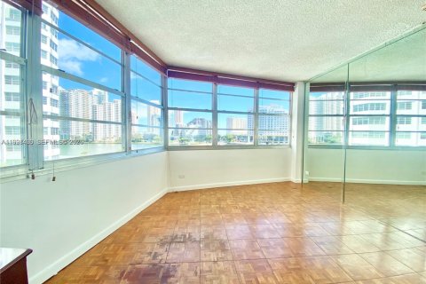 Condo in Miami, Florida, 2 bedrooms  № 2057603 - photo 12