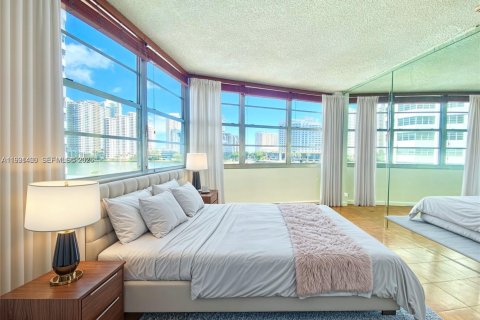 Condominio en Miami, Florida, 2 dormitorios  № 2057603