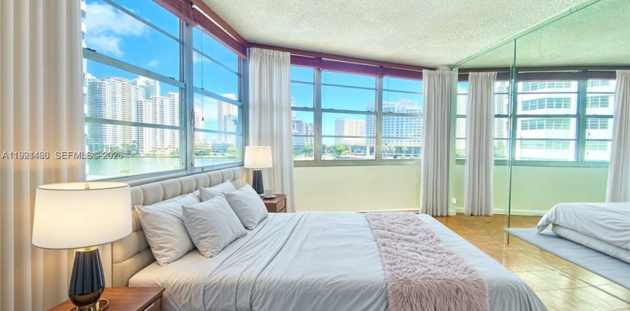 Condominio en Miami, Florida, 2 dormitorios  № 2057603