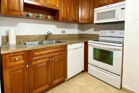 Condo in Miami, Florida, 2 bedrooms  № 2057603 - photo 16