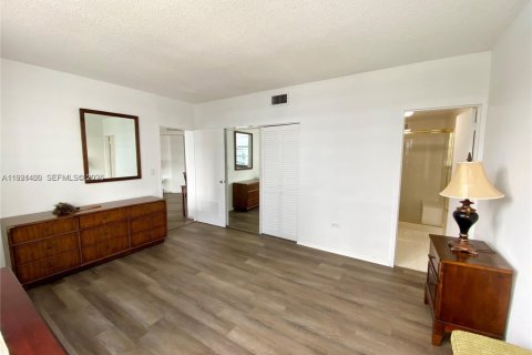 Condo in Miami, Florida, 2 bedrooms  № 2057603 - photo 19