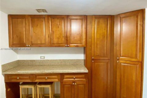 Condo in Miami, Florida, 2 bedrooms  № 2057603 - photo 18