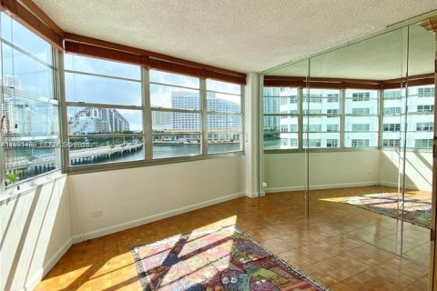 Condo in Miami, Florida, 2 bedrooms  № 2057603 - photo 14