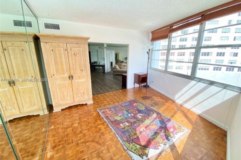 Condo in Miami, Florida, 2 bedrooms  № 2057603 - photo 15