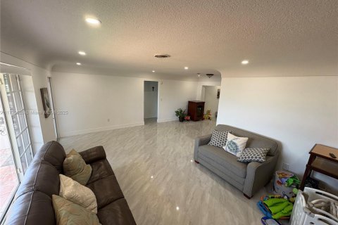 House in Miramar, Florida 3 bedrooms, 152.92 sq.m. № 1660374 - photo 11